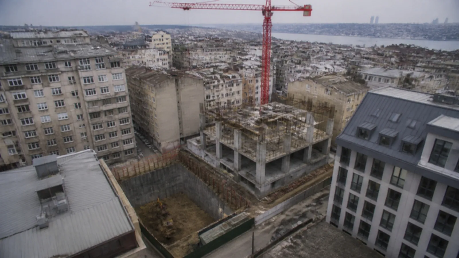 Eski apartmanlar arasında yeniden yapılan bir parsel, kuşbakışı
