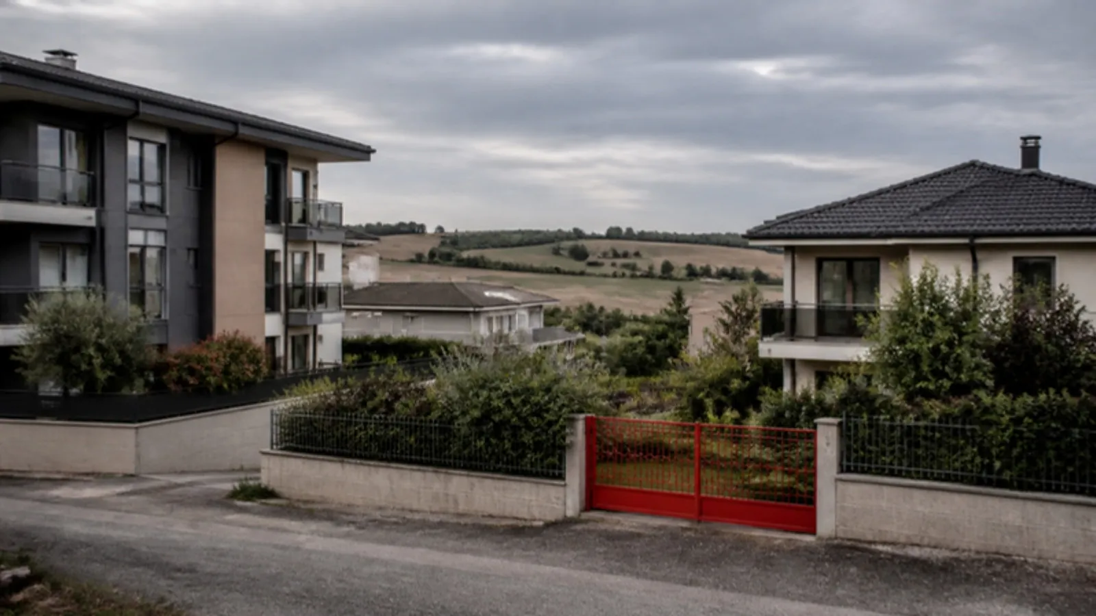 Kırsal kenar mahallede bahçeli az katlı apartmanlar ve müstakil evler