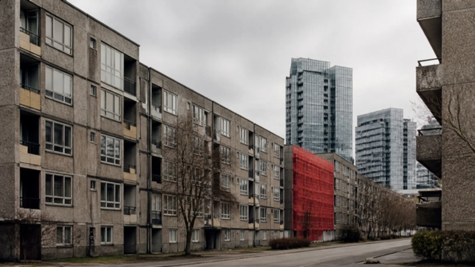 Arka planda yeni ofis kuleleri, önde yenilenmeyi bekleyen eski apartman blokları