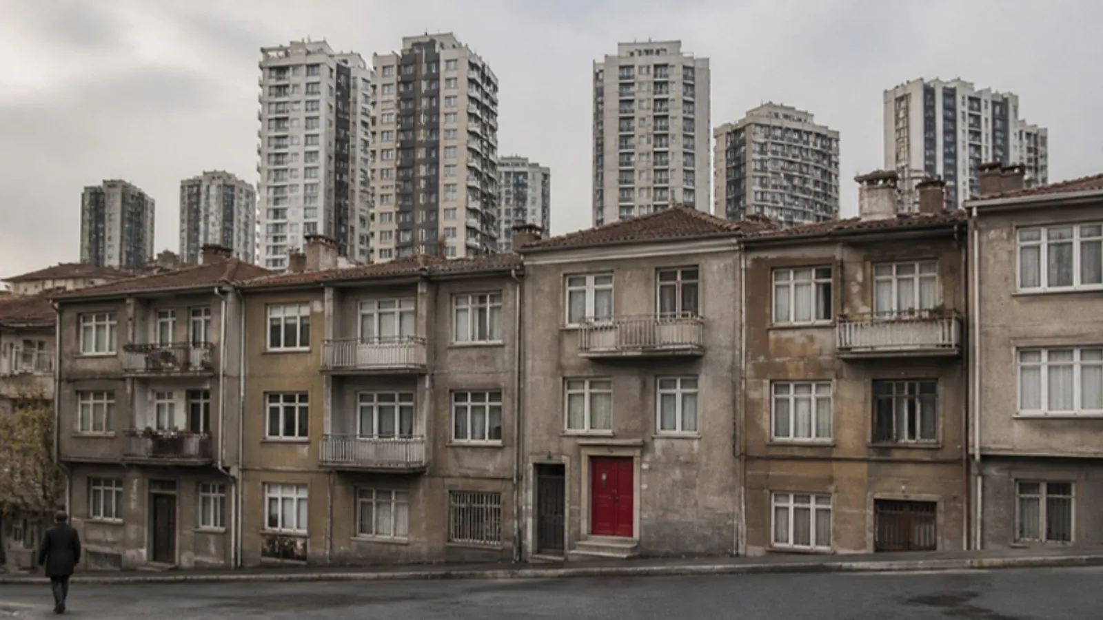 Önde az katlı eski evler, arkada yeni yüksek konut blokları