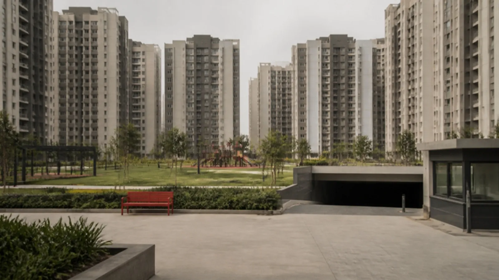 Peyzajlı ortak alanı ve otopark girişi olan çok bloklu planlı konut sitesi