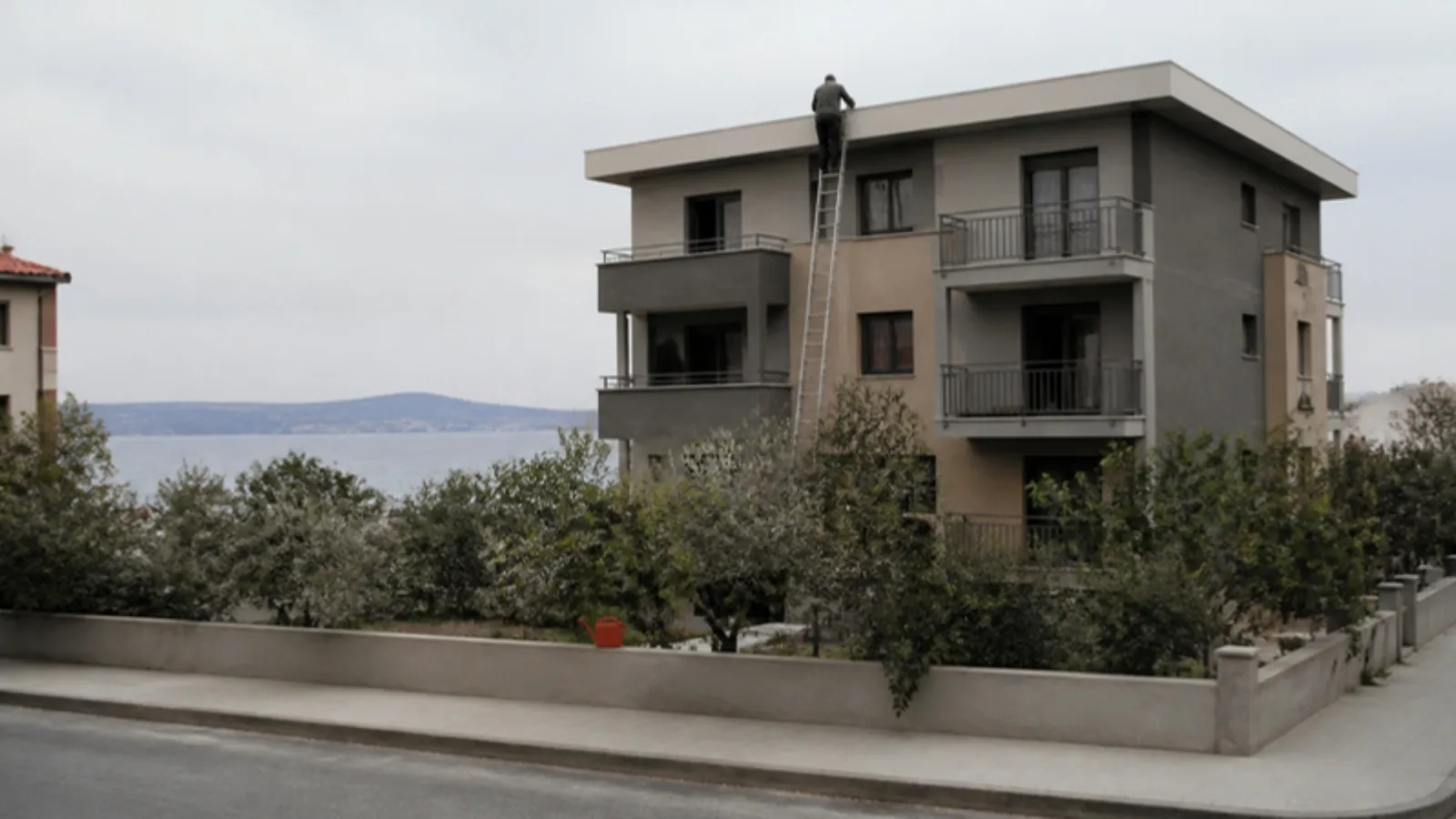 Ortak bahçeli küçük apartman ve çatıyı kontrol eden malik