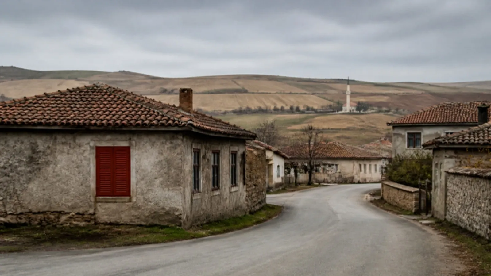 Kırsal ilçede yol boyunca eski taş köy evleri