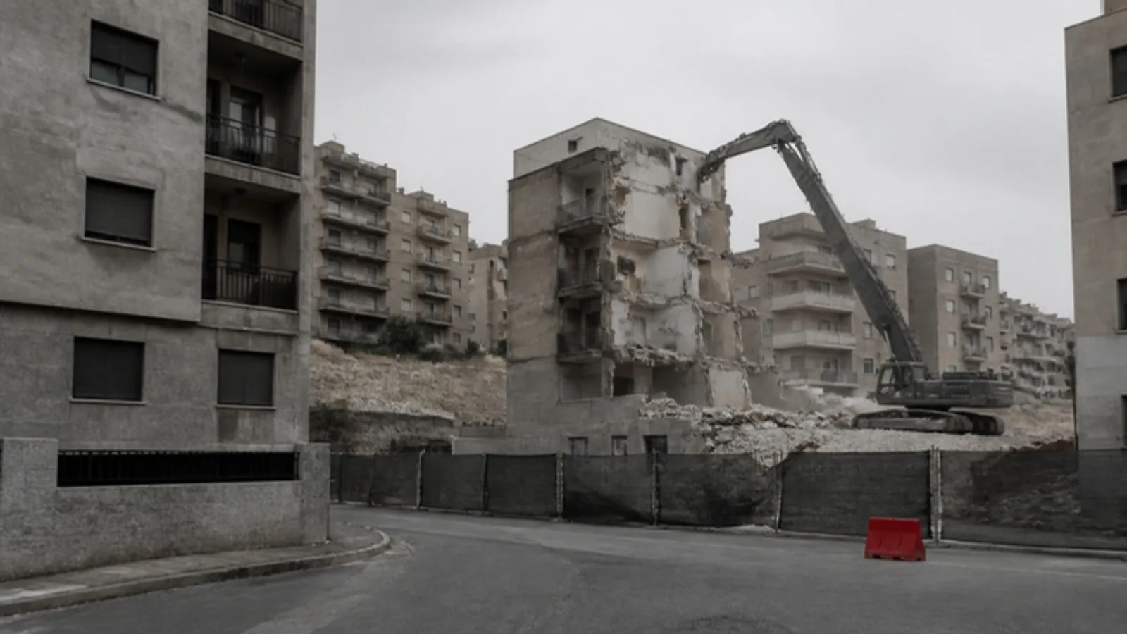 Yoğun mahallede bariyer arkasında yıkılan apartman