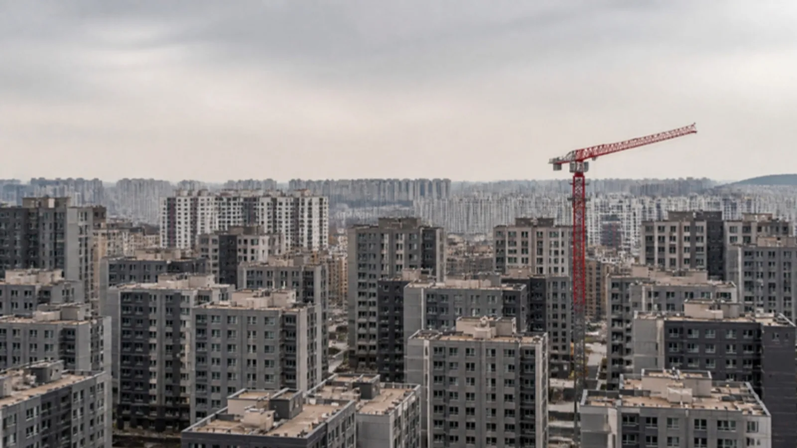Ufka uzanan yoğun apartman blokları ve tek vinç