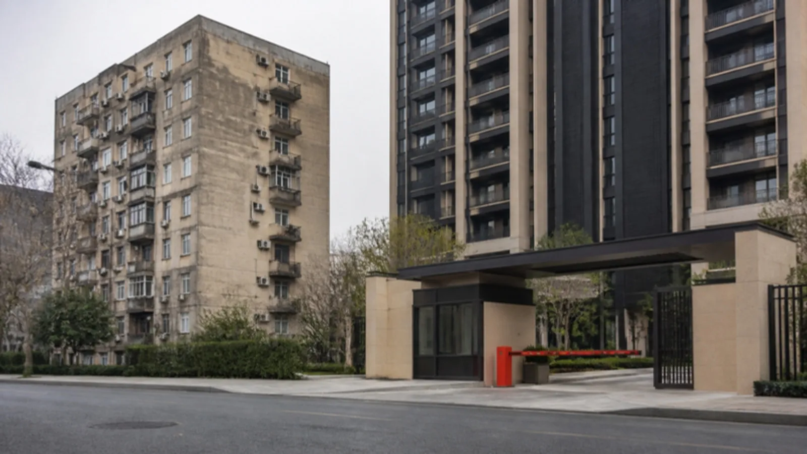 Eski apartman ile güvenlikli yeni sitenin yan yana durduğu sokak