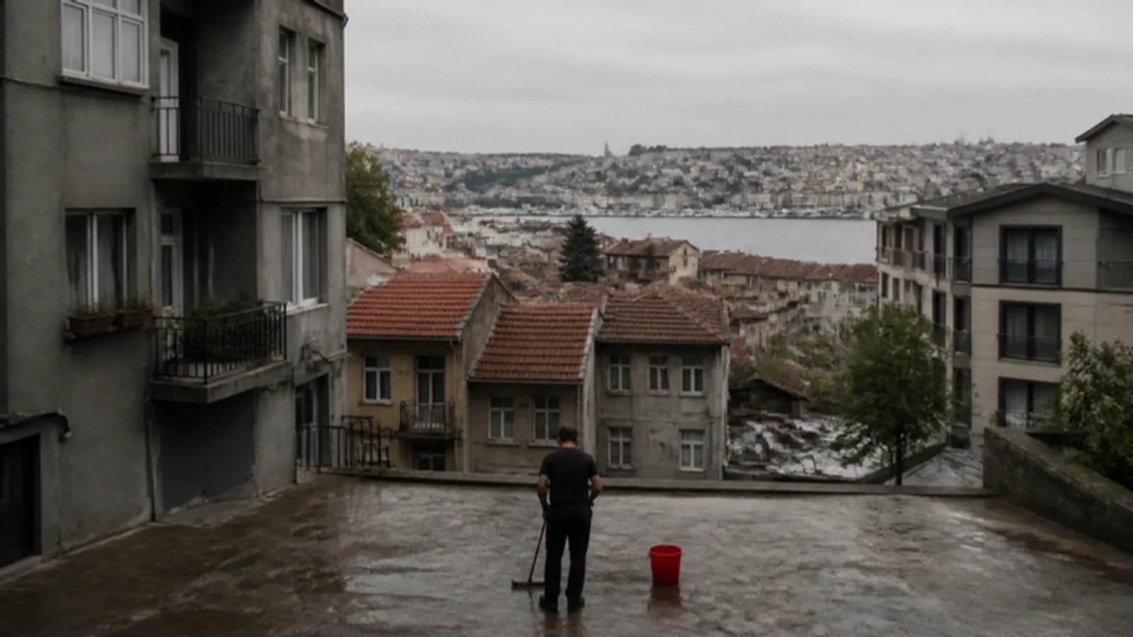 Haliç'e yakın bir yamaçta orta katlı apartmanlar ve ortak avluda temizlik