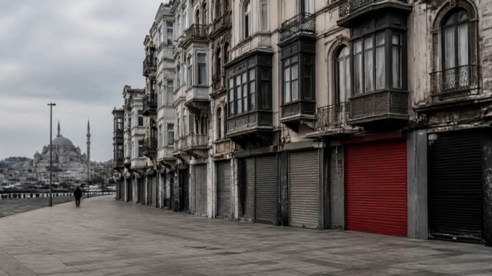 Tarihi yarımadada bitişik nizam eski apartmanlar ve uzakta cami kubbesi