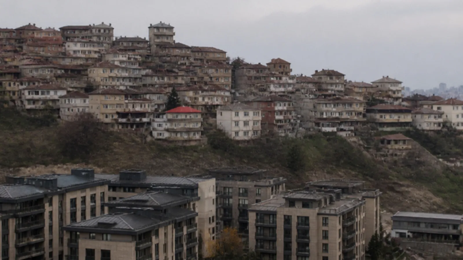 Yamaçta plansız gelişmiş mahalle ve aşağıda planlı yapılaşma