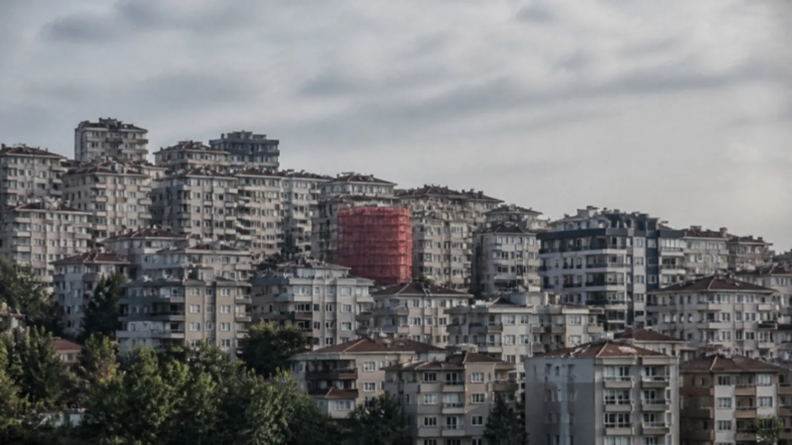 Tepelik yoğun ilçede orta katlı apartmanlar