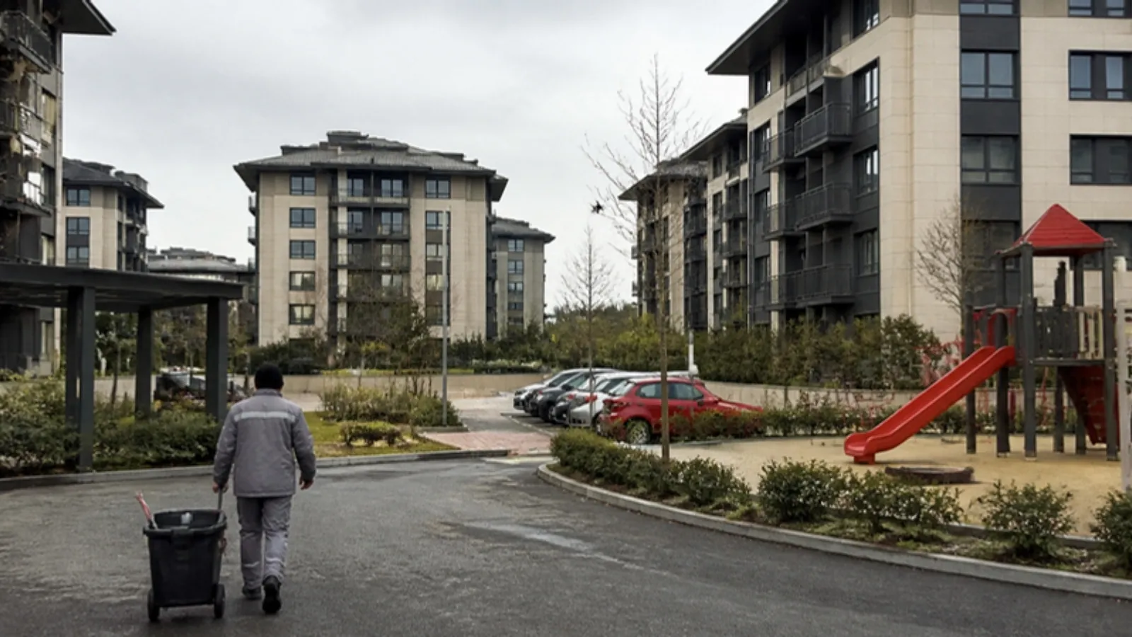 Otoparkı ve çocuk oyun alanı olan çok bloklu bir konut sitesi