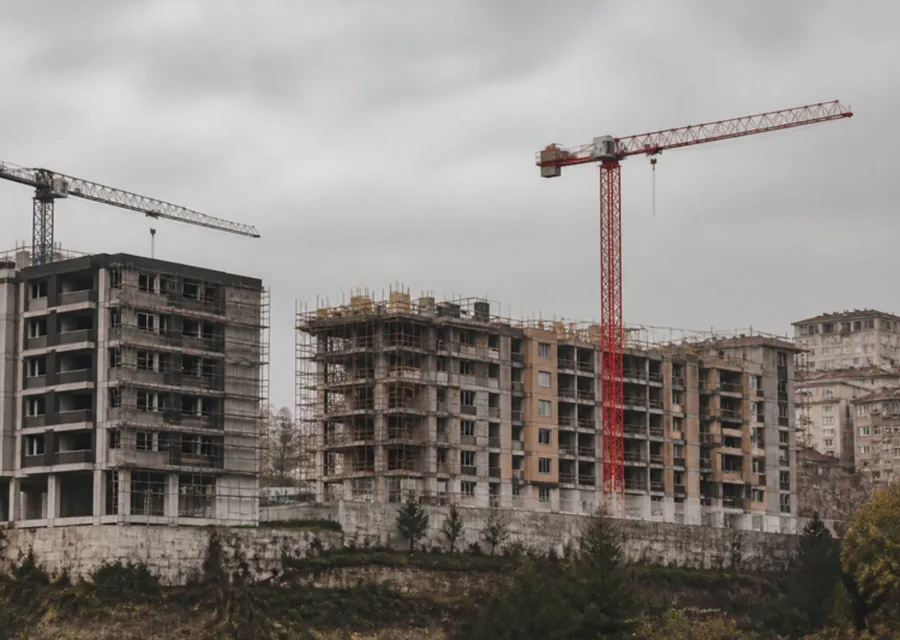 Yan yana yükselen yeni konut inşaatları ve kule vinçler