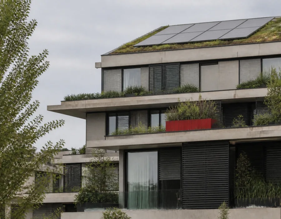 Yeşil çatılı, güneş panelli enerji verimli konut binası